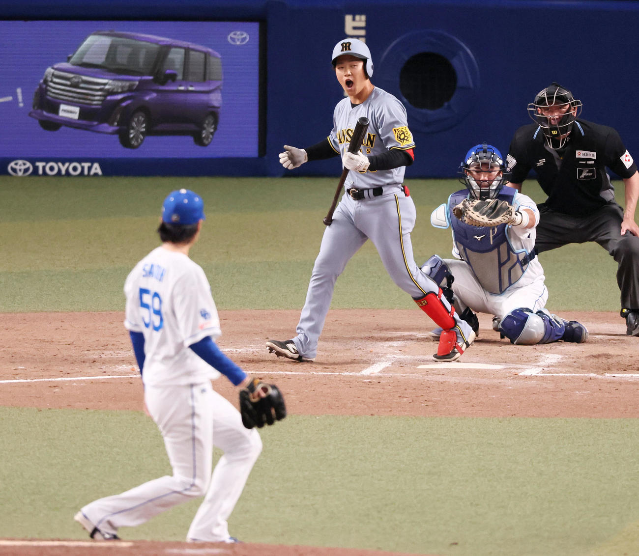 中日対阪神　7回表阪神1死、代打中川はプロ初打席、四球を選んでガッツポーズを見せる。投手斉藤（撮影・加藤哉）