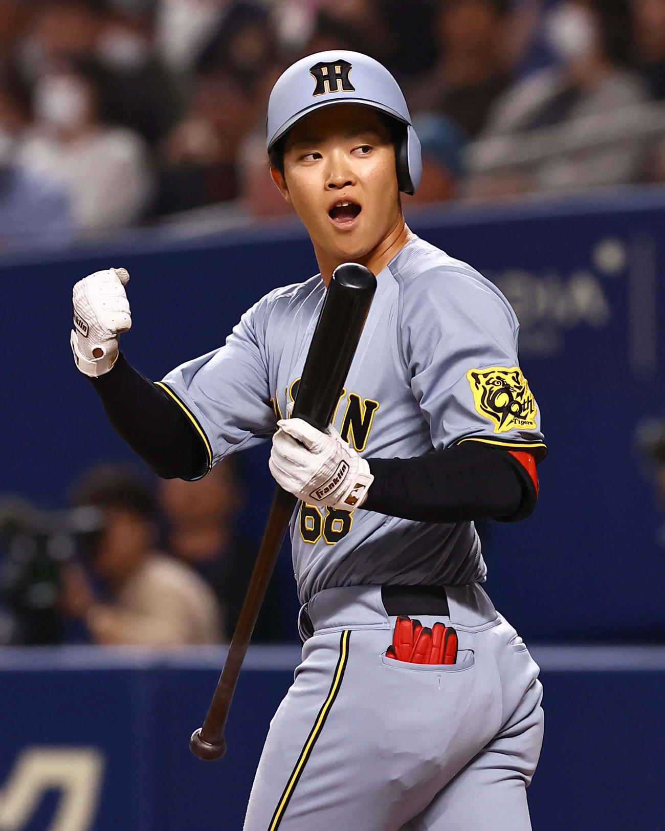 中日対阪神　7回表阪神1死、四球を選んだ中川はガッツポーズをする（撮影・上田博志）
