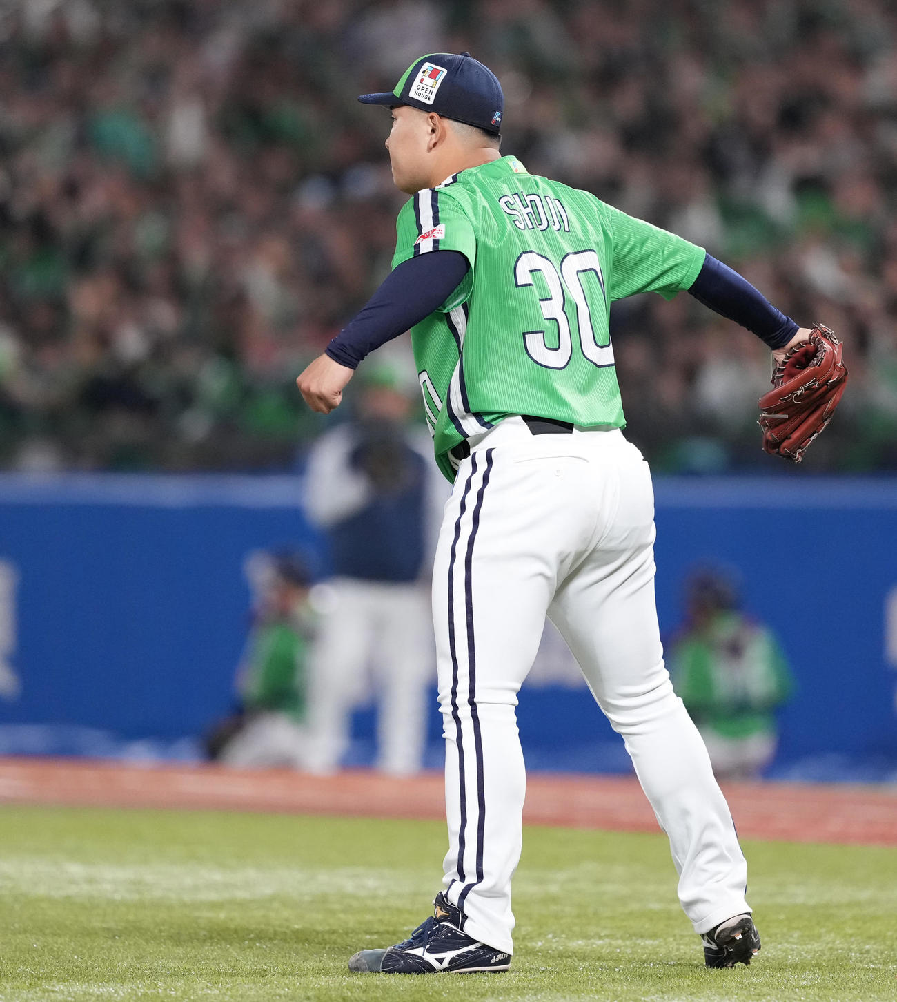 ヤクルト対DeNA 8回表DeNA2死満塁、山本を左飛に仕留め、ガッツポーズする荘司（撮影・鈴木みどり）