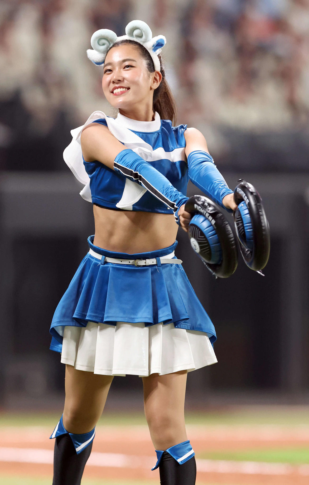エスコンフィールドでパフォーマンスを行うファイターズガール水落桜子（2024年8月撮影）