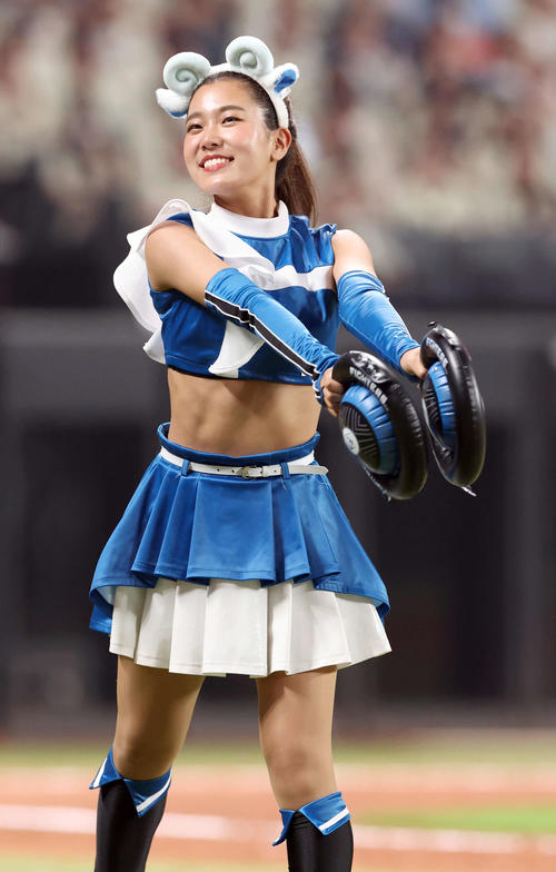 エスコンフィールドでパフォーマンスを行うファイターズガール水落桜子（2024年8月撮影）
