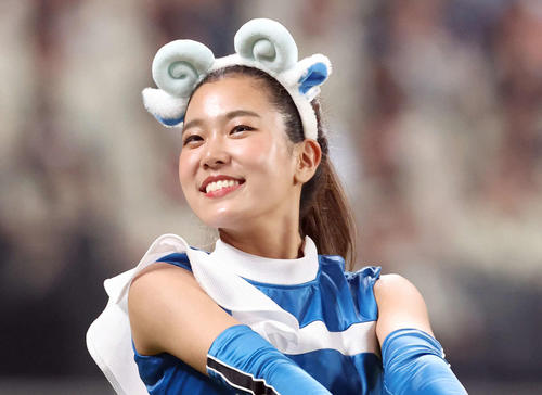 エスコンフィールドでパフォーマンスを行うファイターズガール水落桜子
