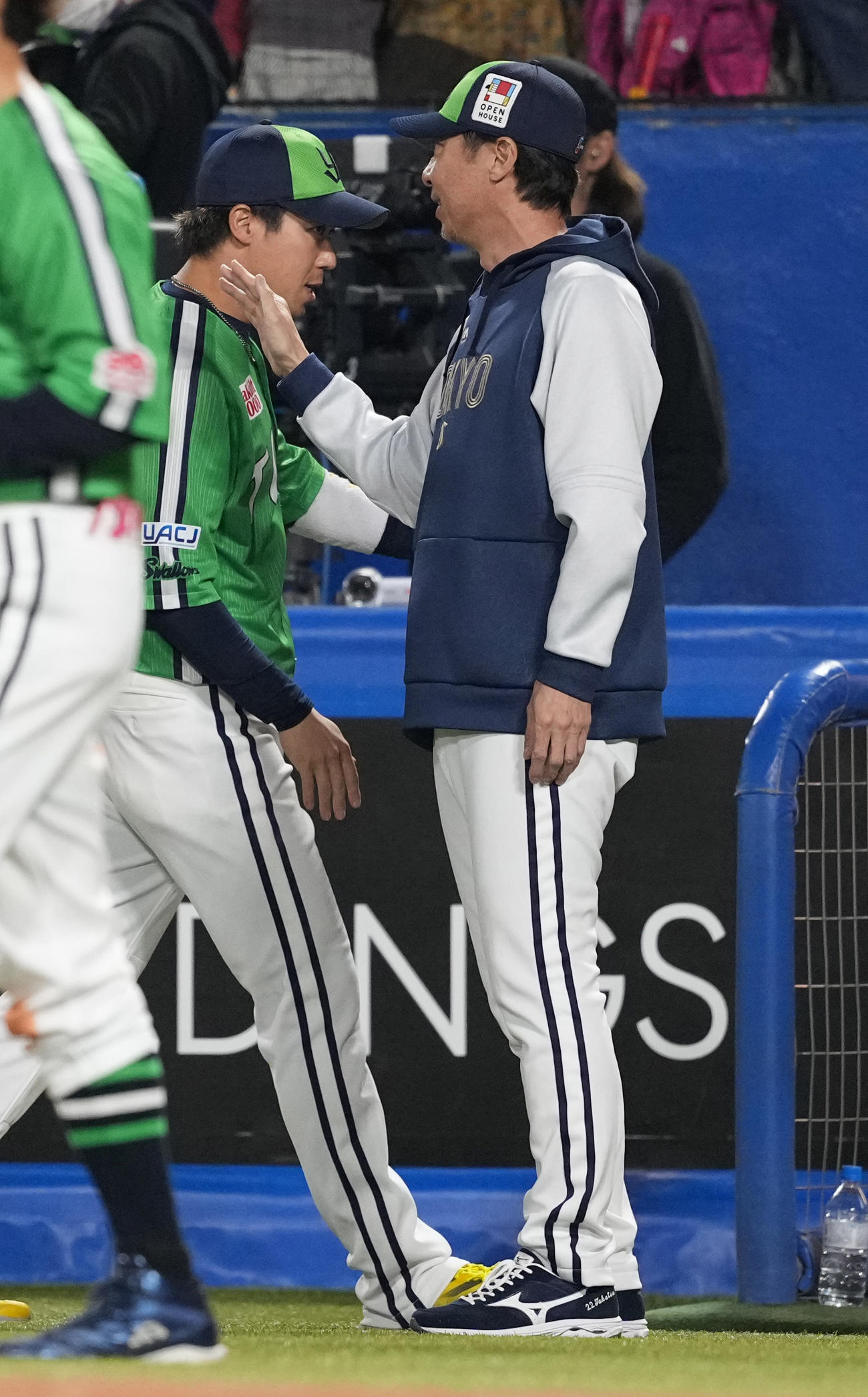 ヤクルト対DeNA DeNAに勝利し、山田（左）らナインを迎えるヤクルト高津監督（撮影・鈴木みどり）