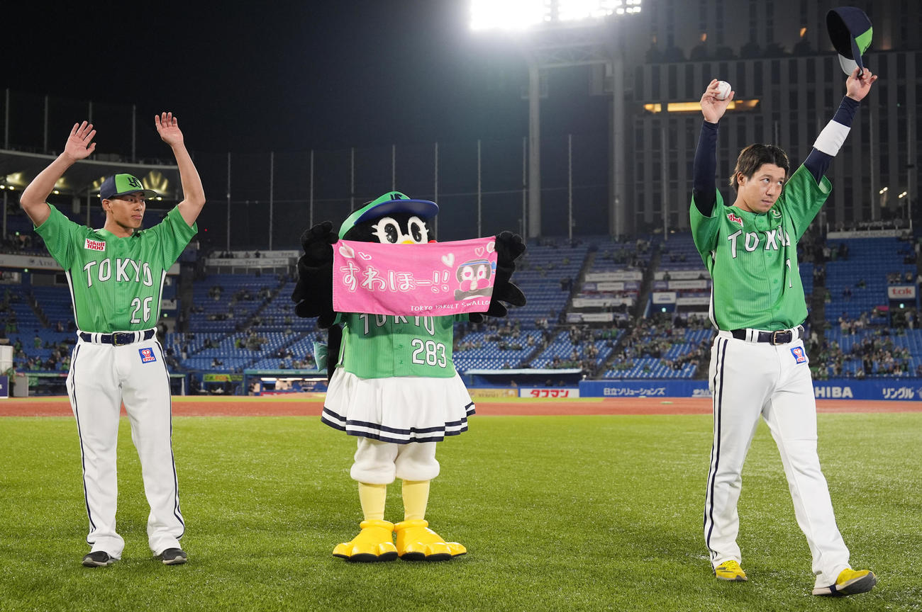 ヤクルト対DeNA DeNAに勝利しファンの声援に応えるヤクルト山田（右）と山野（撮影・鈴木みどり）