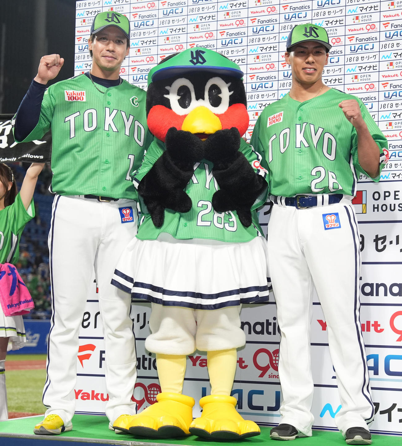 ヤクルト対DeNA DeNAに勝利しつばみ（中央）と記念撮影に納まるヤクルト山田（左）と山野（撮影・鈴木みどり）