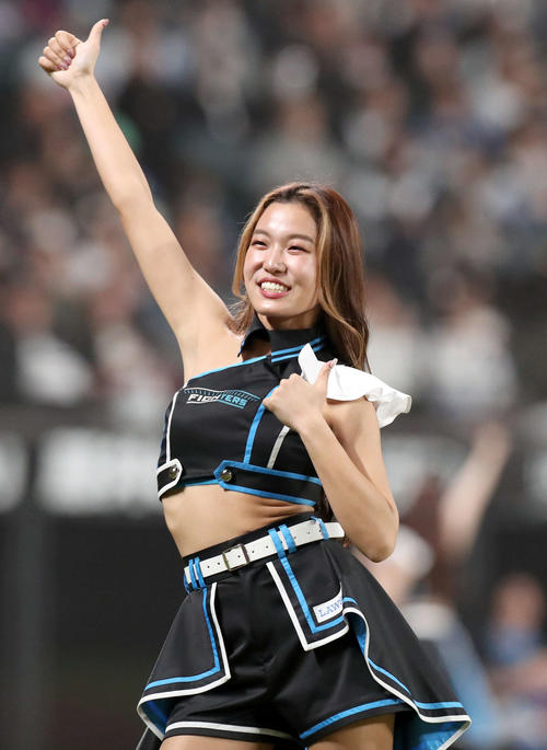 エスコンフィールドでパフォーマンスを行うファイターズガール水落桃子（2024年8月撮影）
