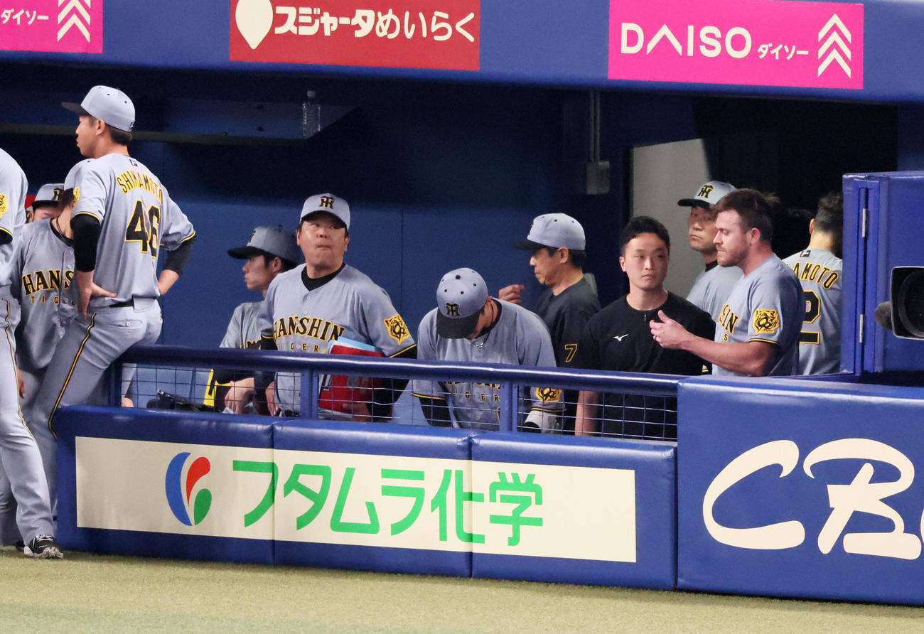 中日対阪神　11回裏中日1死一、三塁、代打カリステにサヨナラ中犠飛を許しベンチで通訳と話すビーズリー（撮影・加藤哉）