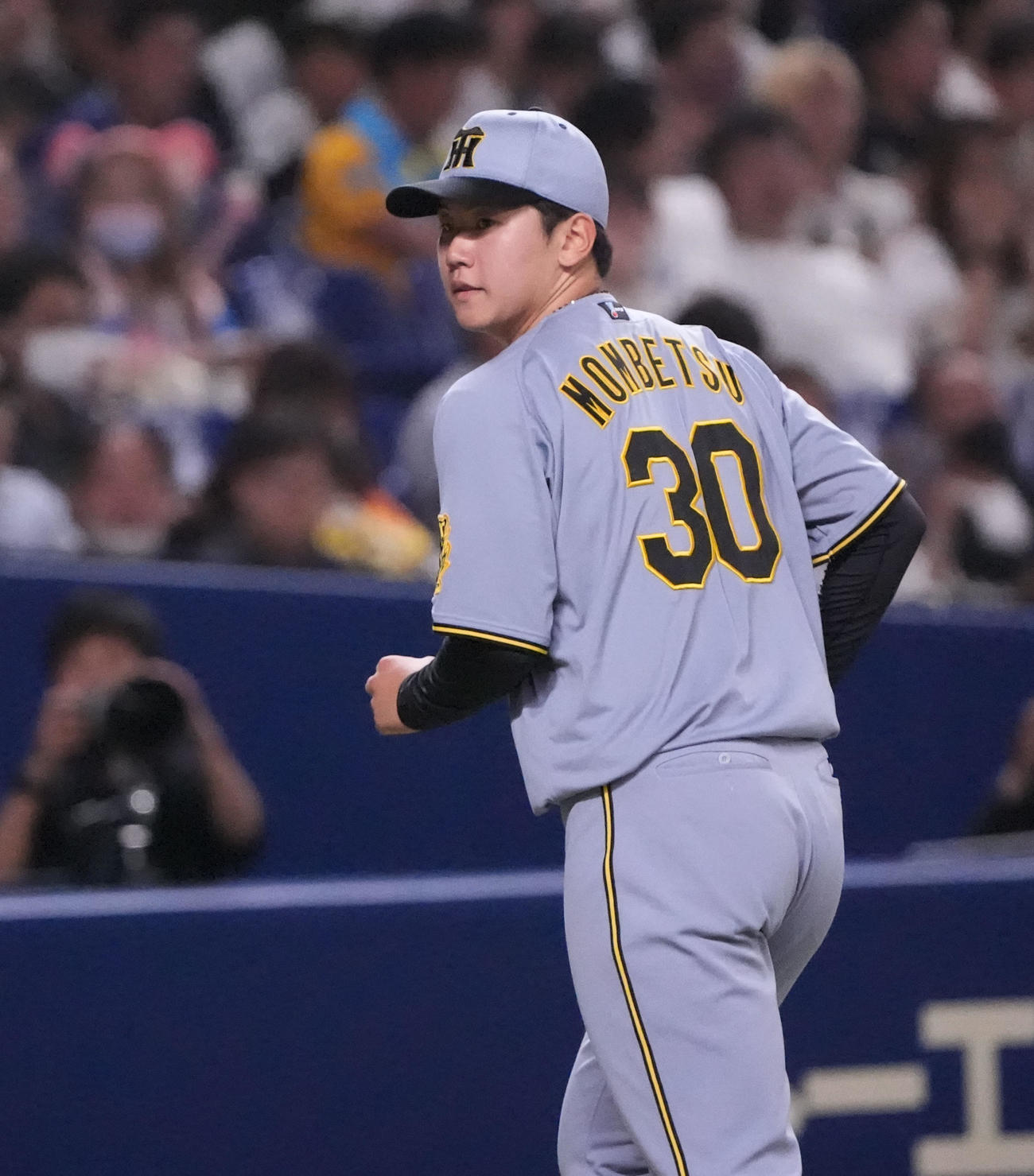 中日対阪神　1回終了、ベンチへ戻る阪神先発の門別（撮影・森本幸一）
