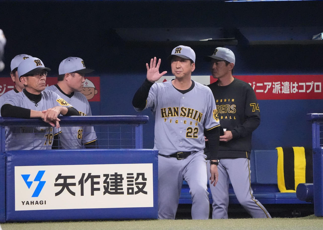 中日対阪神　6回裏中日2死一、二塁、藤川監督（右から2人目は投手交代を告げる（撮影・森本幸一）