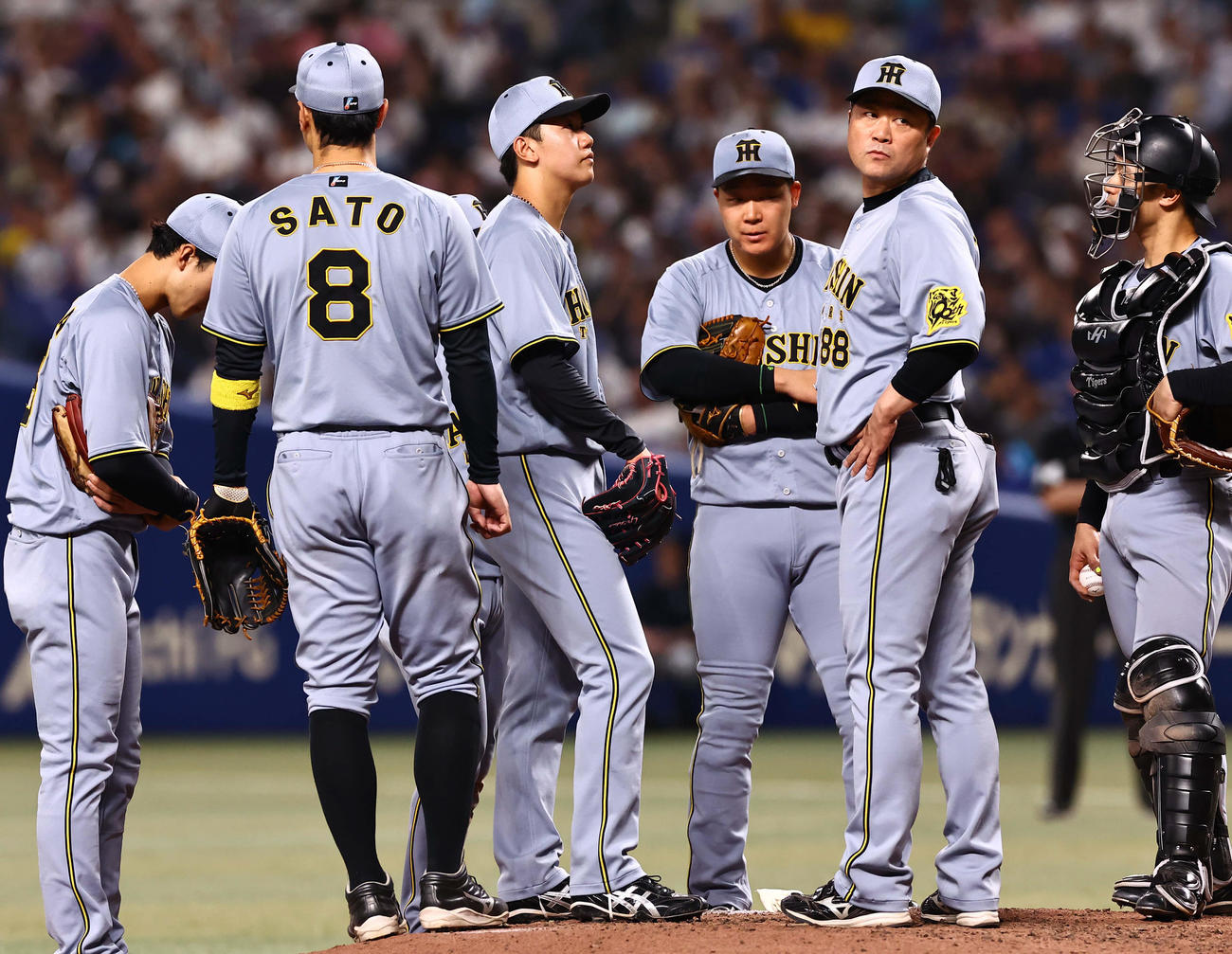 中日対阪神　6回途中で先発門別（中央）は降板する（撮影・上田博志）