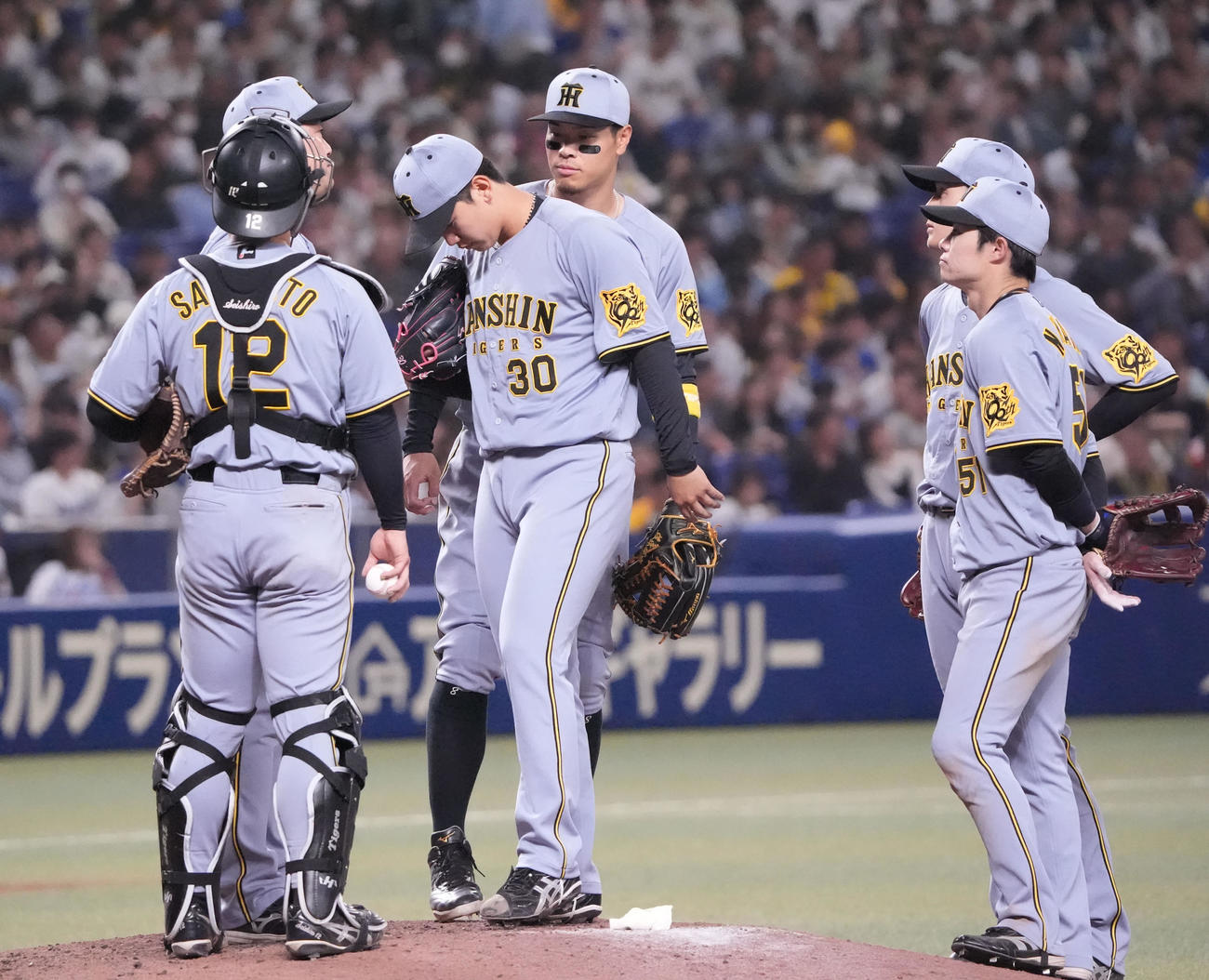 中日対阪神　6回裏中日2死一、二塁、門別（中央）はマウンドを降りる（撮影・森本幸一）