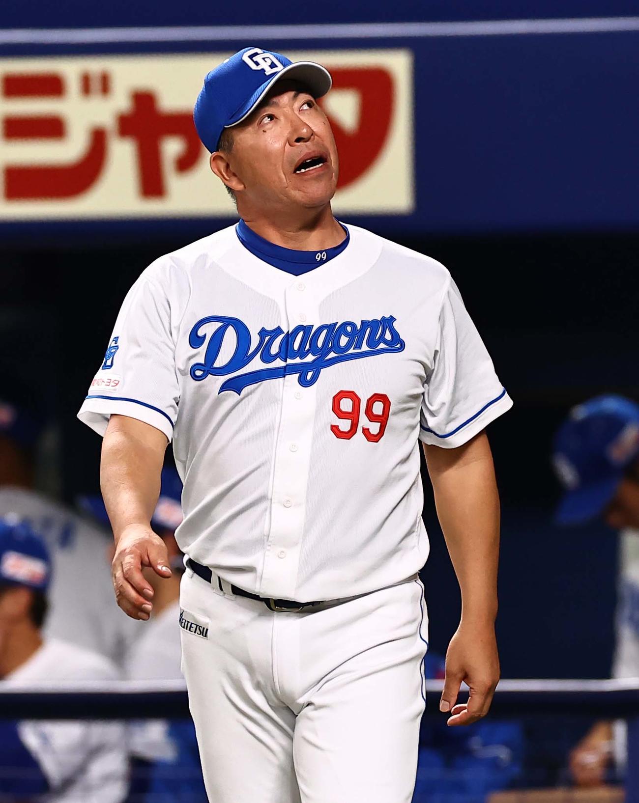 中日対阪神　選手交代を告げる井上監督（撮影・上田博志）