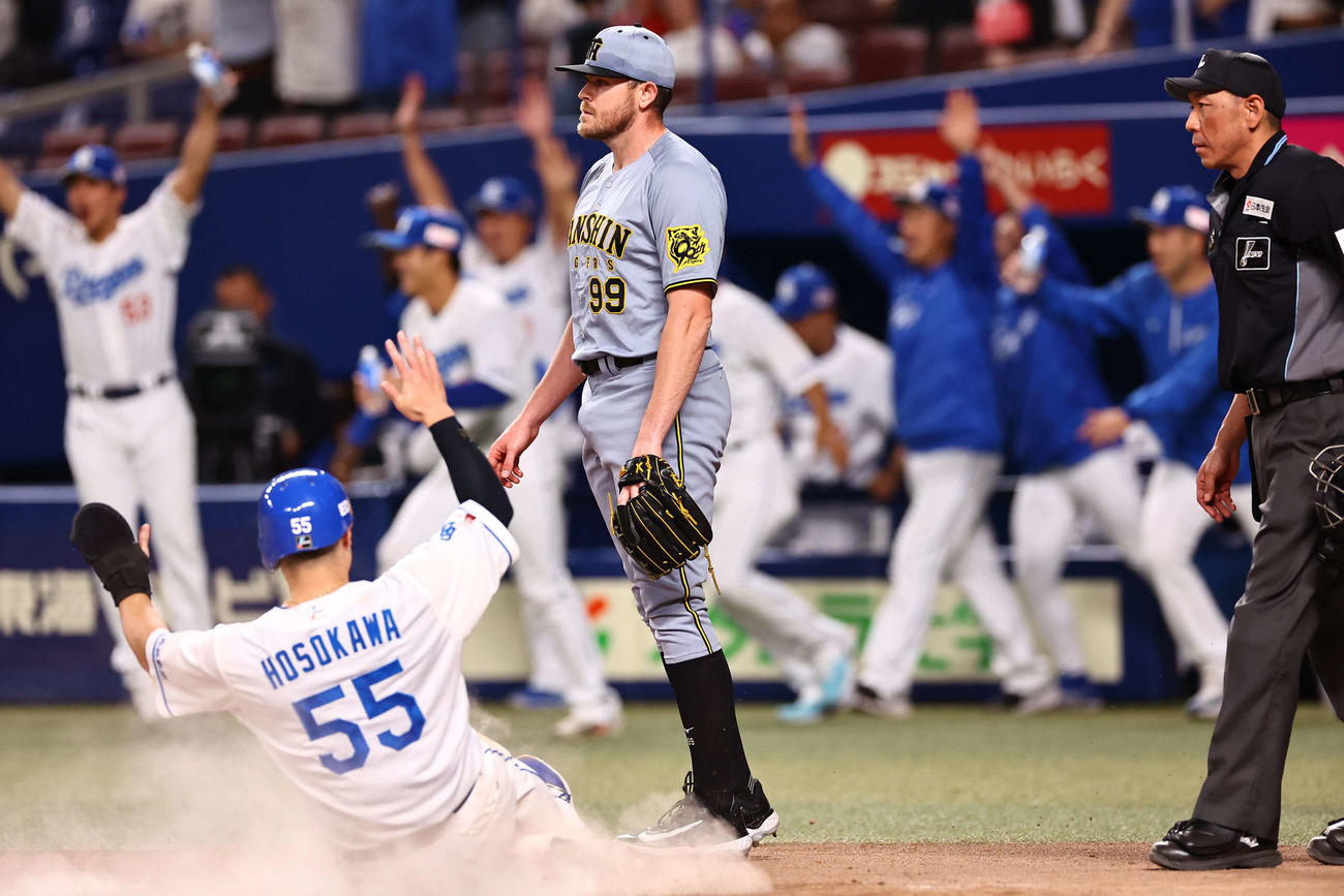 中日対阪神　11回裏中日1死一、三塁、ビーズリー（中央）はカリステの犠飛で細川のサヨナラ生還を許す（撮影・上田博志）