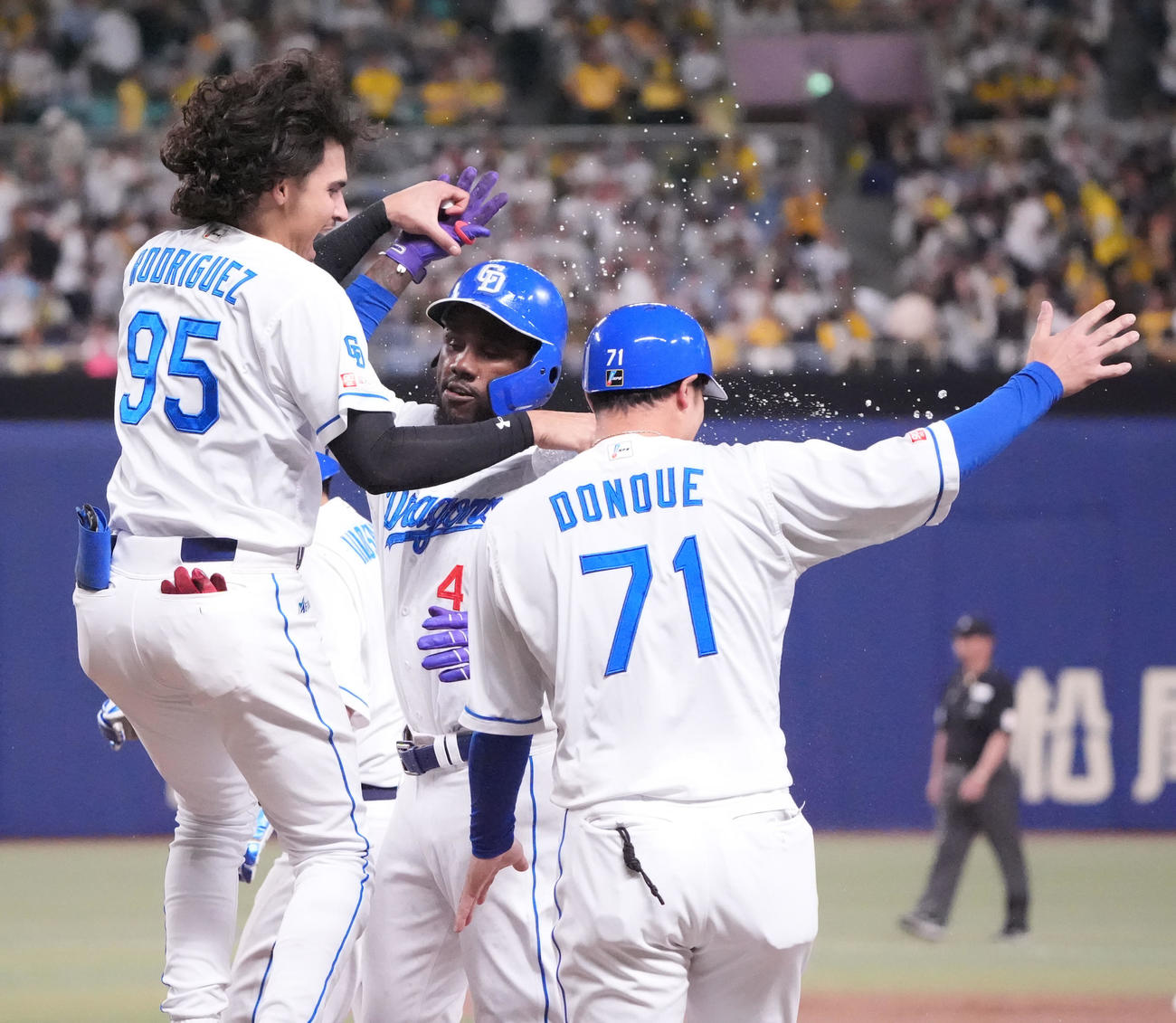 中日対阪神　11回裏中日1死一、三塁、カリステ（中央）はサヨナラ犠飛を放ち手荒い祝福を受ける（撮影・森本幸一）