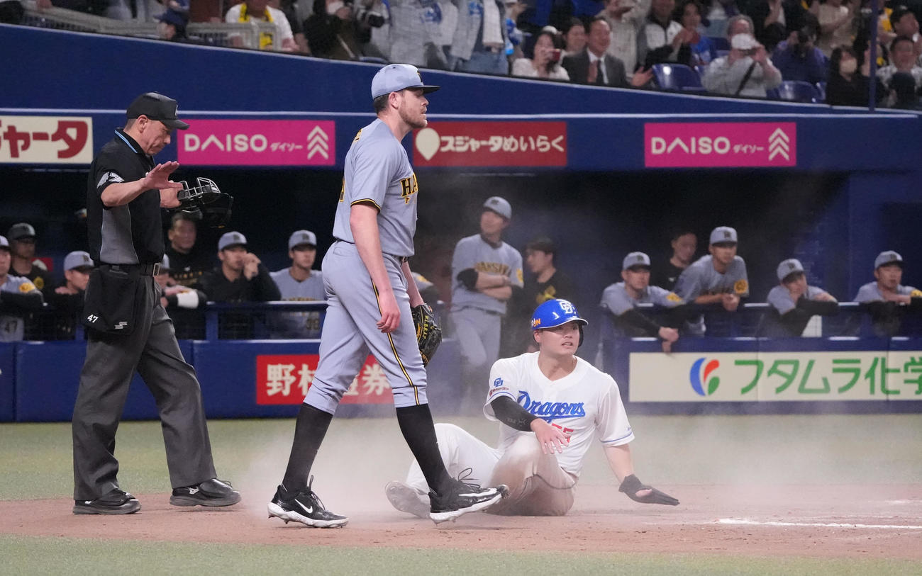 中日対阪神　11回裏中日1死一、三塁、ビーズリー（左）がカリステに中犠飛を打たれサヨナラ負けしガックリ（撮影・森本幸一）