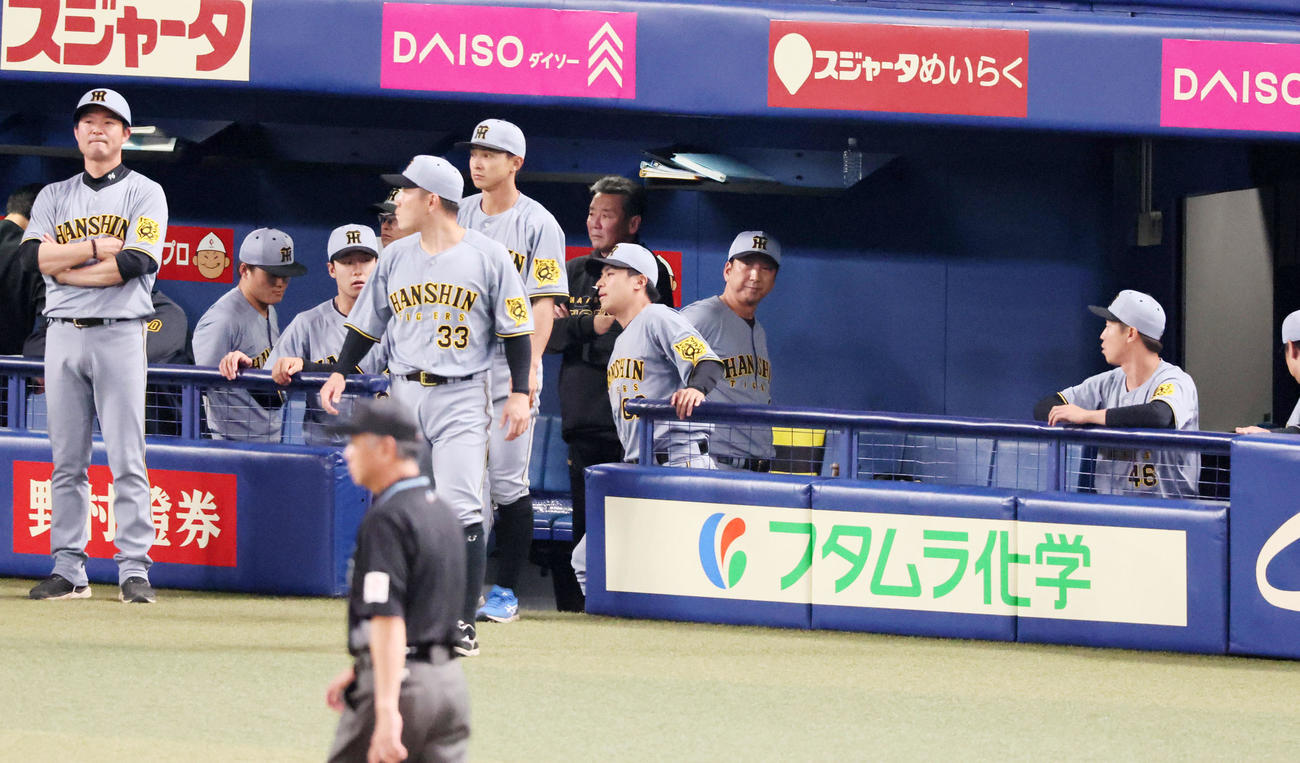 中日対阪神　11回裏中日1死一、三塁、代打カリステにサヨナラ中犠飛を許しベンチから引き揚げる藤川監督（撮影・加藤哉）