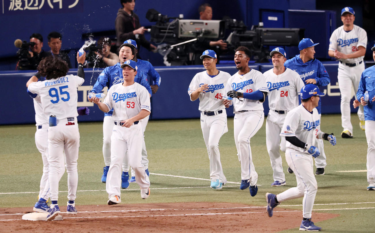 中日対阪神　11回裏中日1死一、三塁、代打カリステのサヨナラ中犠飛にベンチを駆け出すナイン（撮影・加藤哉）