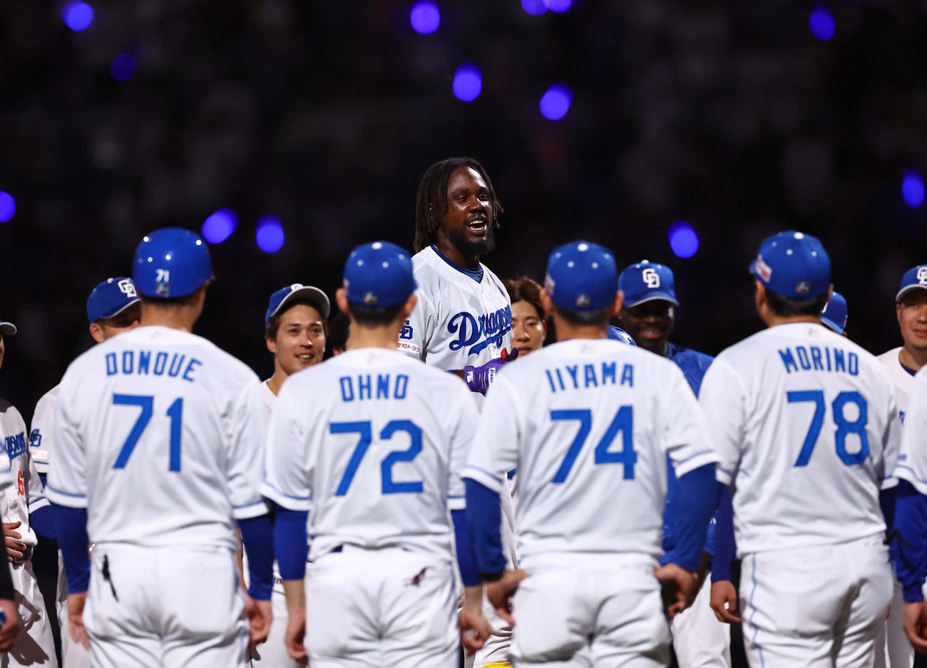 中日対阪神　サヨナラ犠飛を放ったカリステ（中央）は円陣の中心で声を出す（撮影・上田博志）