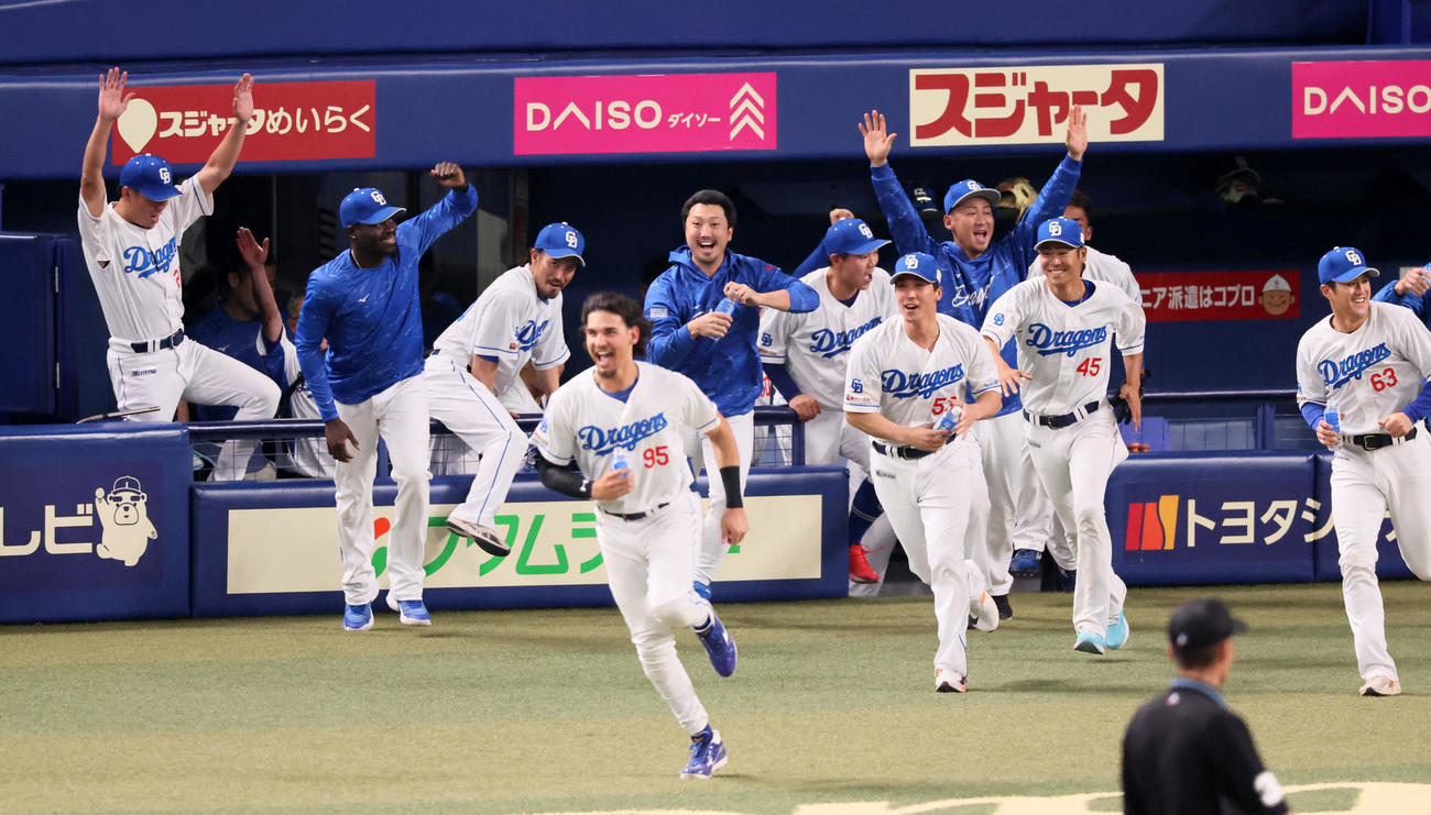 中日対阪神　11回裏中日1死一、三塁、代打カリステのサヨナラ中犠飛にベンチを駆け出すナイン（撮影・加藤哉）