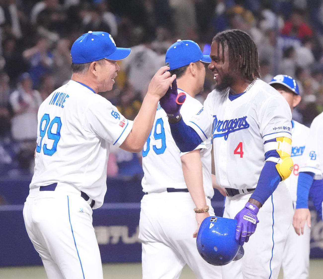 中日対阪神　阪神にサヨナラ勝利しカリステ（右）とタッチを交わす井上監督（撮影・森本幸一）