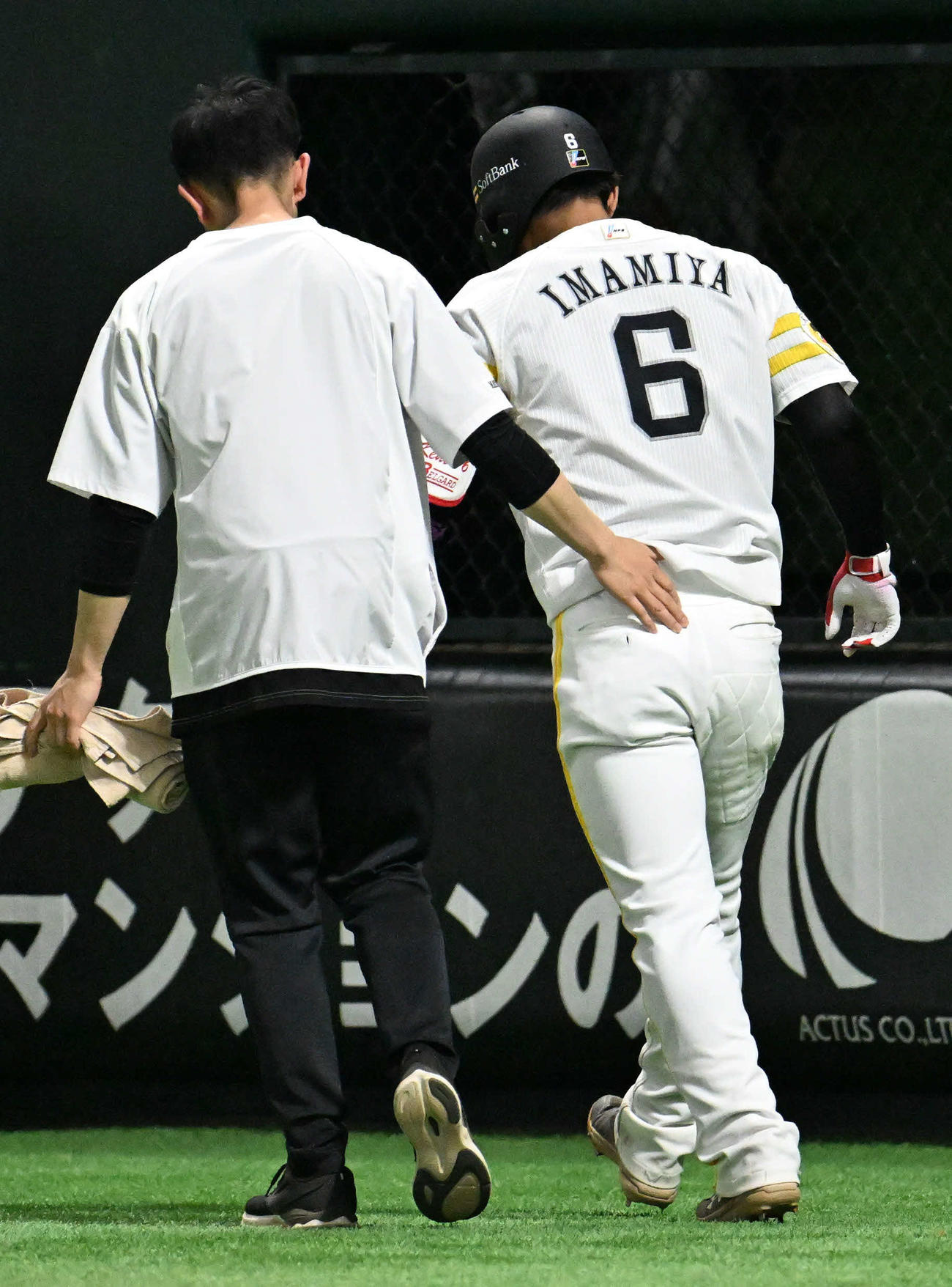 ソフトバンク対日本ハム　8回裏ソフトバンク2死、今宮（右）は死球を受ける（撮影・林敢治）