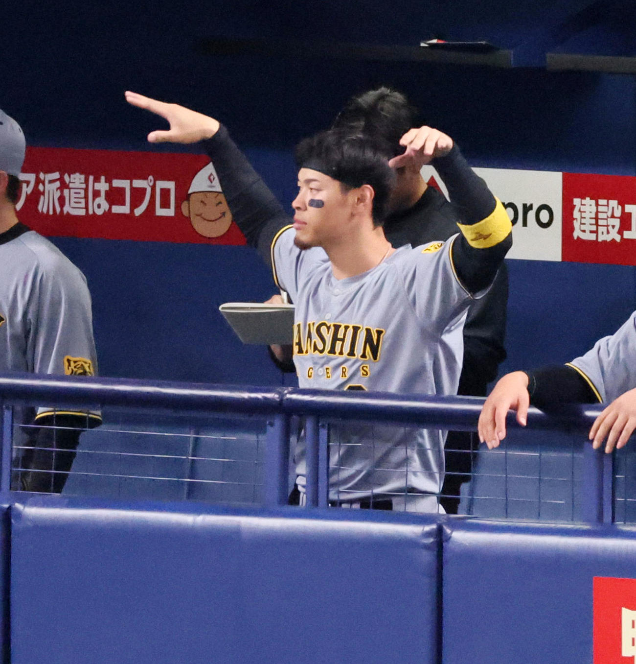 中日対阪神　6回表阪神2死三塁、前川の右前打適時打に佐藤輝はベンチでカモメポーズを決める（撮影・加藤哉）