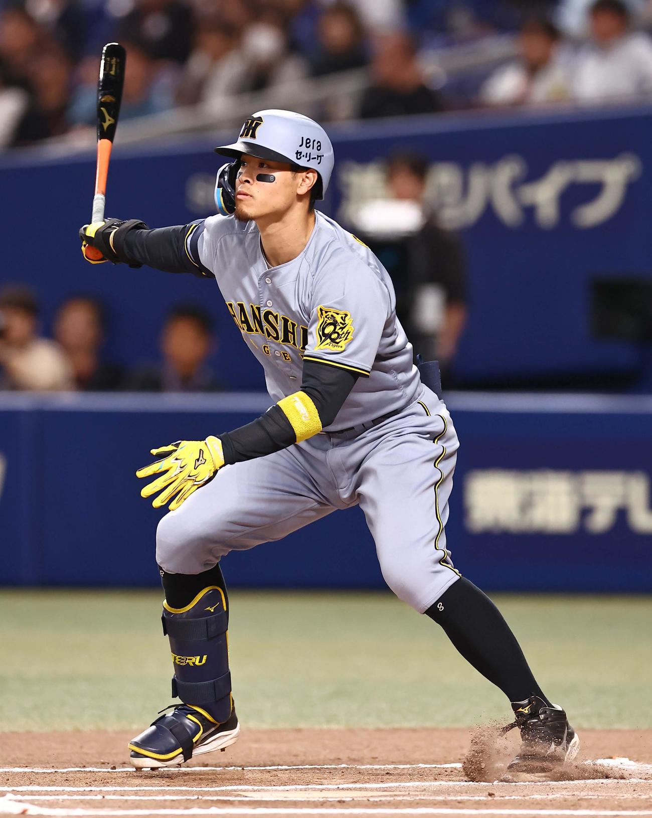 中日対阪神　10回表阪神2死、佐藤輝は左前打を放つ（撮影・上田博志）