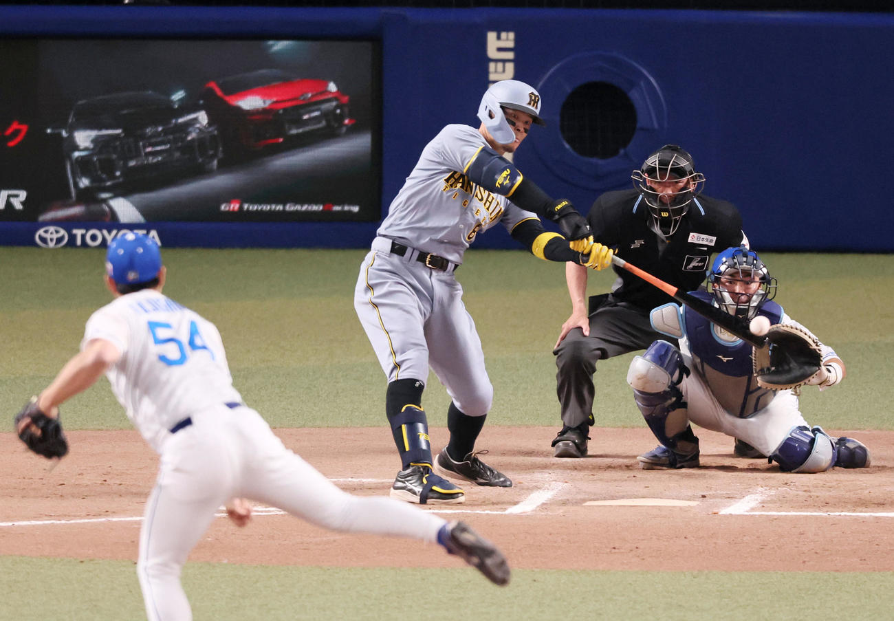 中日対阪神　10回表阪神2死、佐藤輝は左前打を放つ。投手藤嶋（撮影・加藤哉）