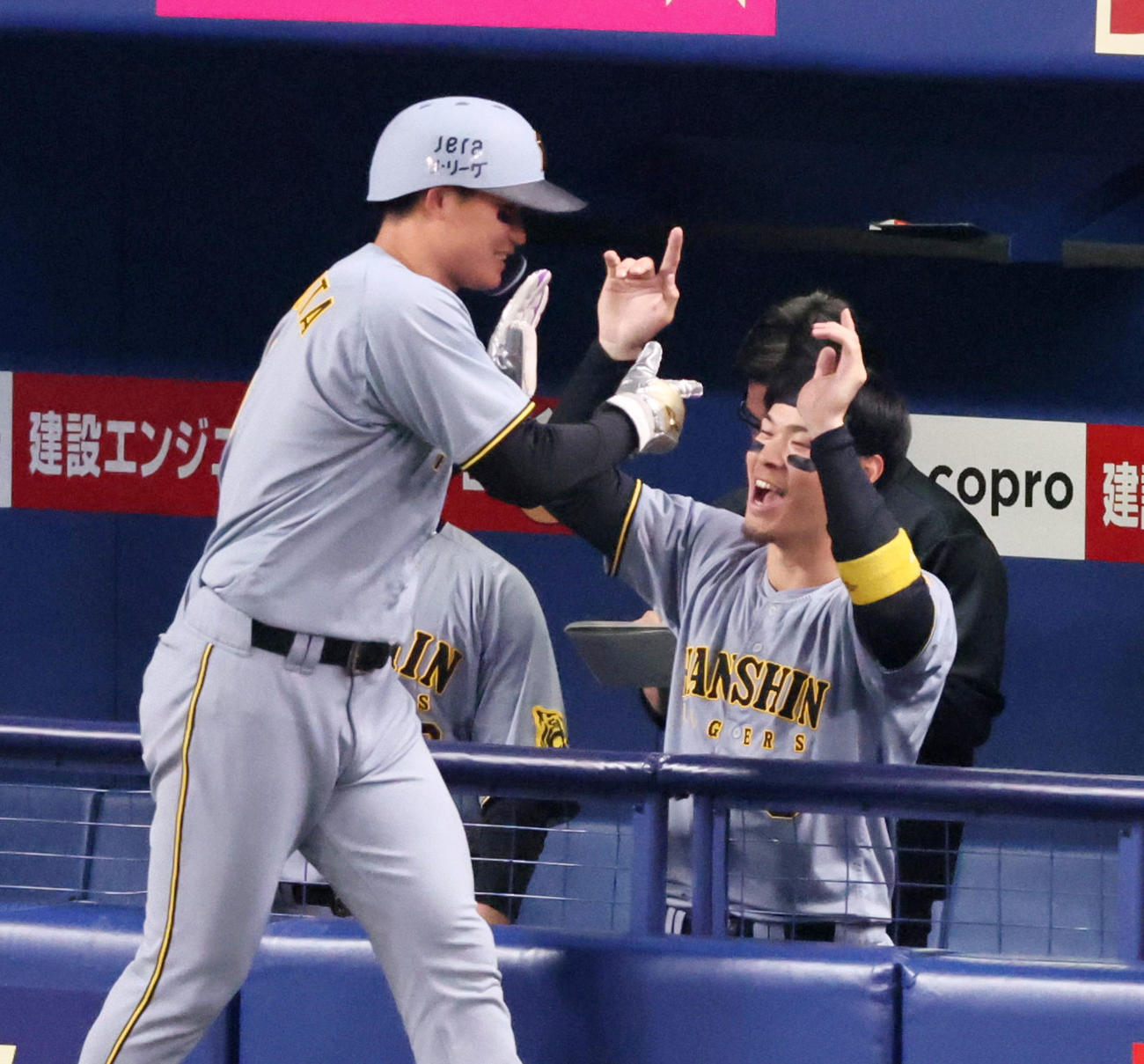 中日対阪神　6回表阪神2死三塁、前川の右前打適時打で生還した三塁走者森下（左）とタッチする佐藤輝（撮影・加藤哉）
