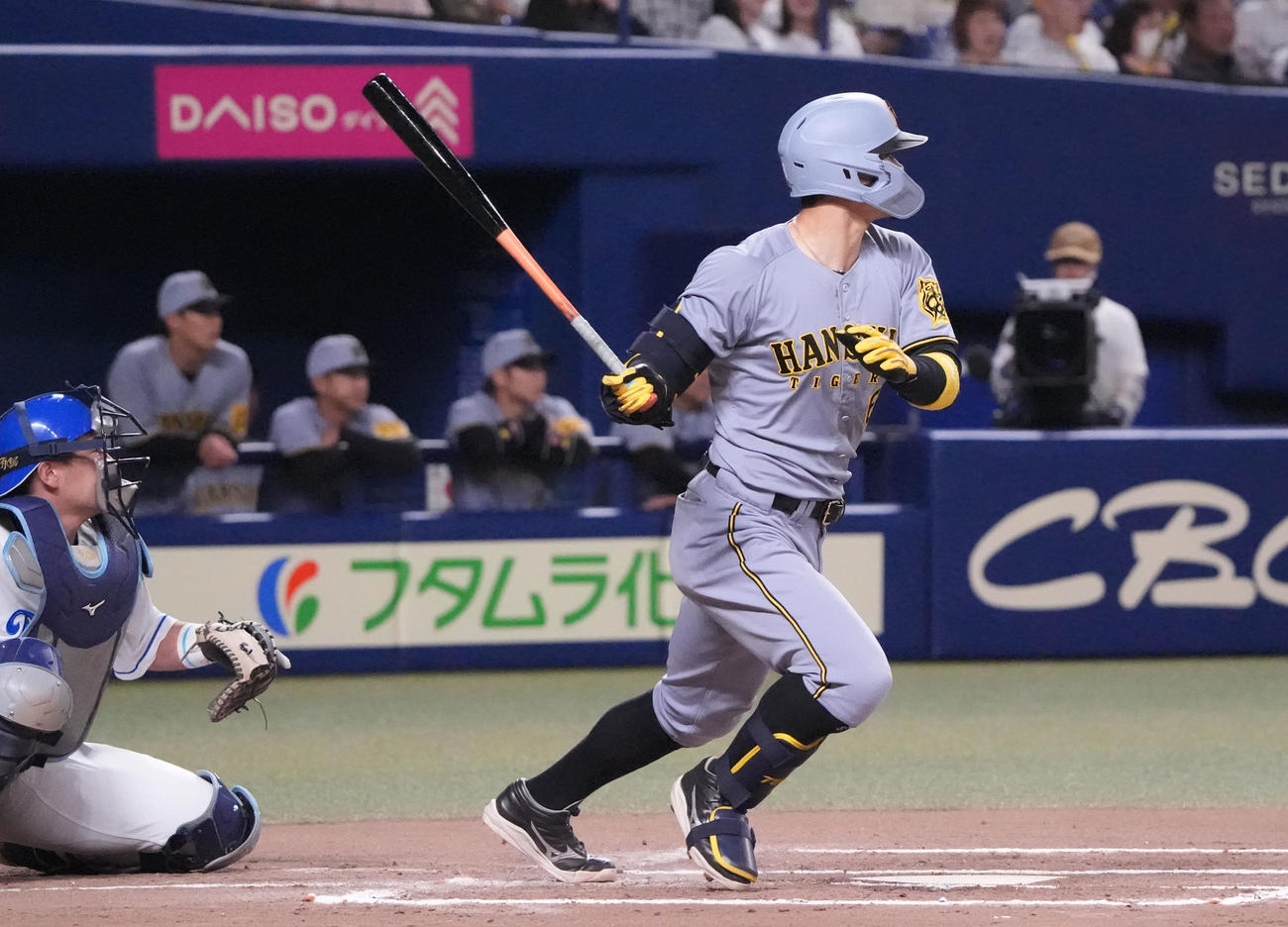 中日対阪神　6回表阪神無死満塁、左前適時打を放つ佐藤輝（撮影・森本幸一）