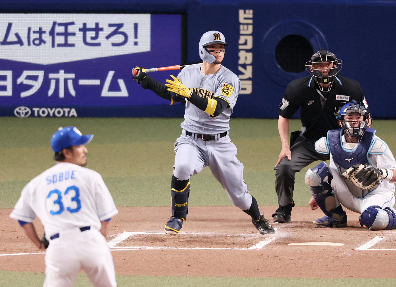 中日対阪神　6回表阪神無死満塁、佐藤輝は左前適時打を放つ。投手祖父江（撮影・加藤哉）