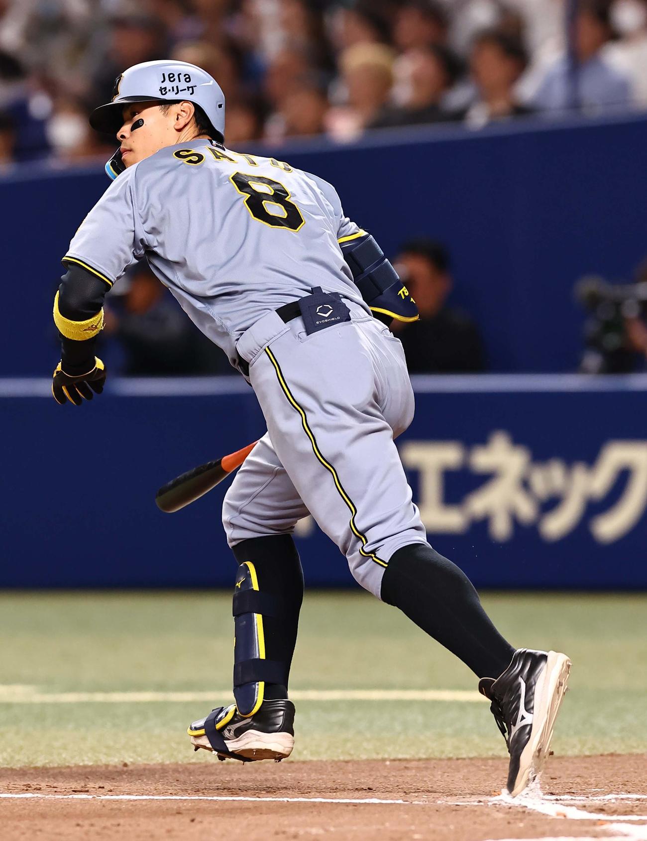 中日対阪神　6回表阪神無死満塁、佐藤輝は左前に同点適時打を放つ（撮影・上田博志）