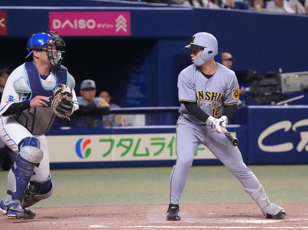 中日対阪神　9回表阪神無死二塁、坂本（右）は三振に倒れる（撮影・森本幸一）