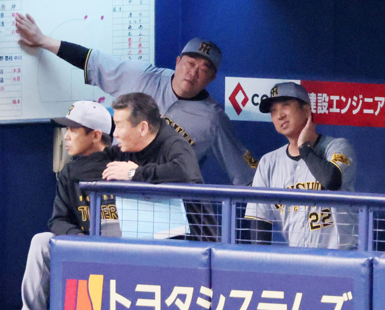 中日対阪神　6回裏を終えベンチで安藤コーチ（左）と話す藤川監督（撮影・加藤哉）