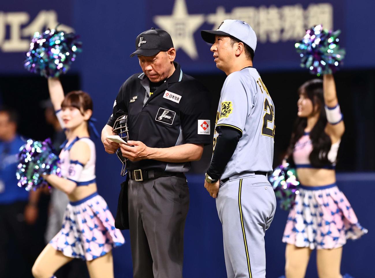中日対阪神　選手交代を告げる藤川監督（撮影・上田博志）