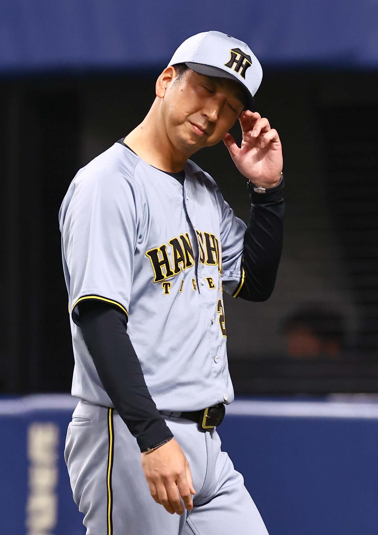中日対阪神　選手交代を告げる藤川監督（撮影・上田博志）
