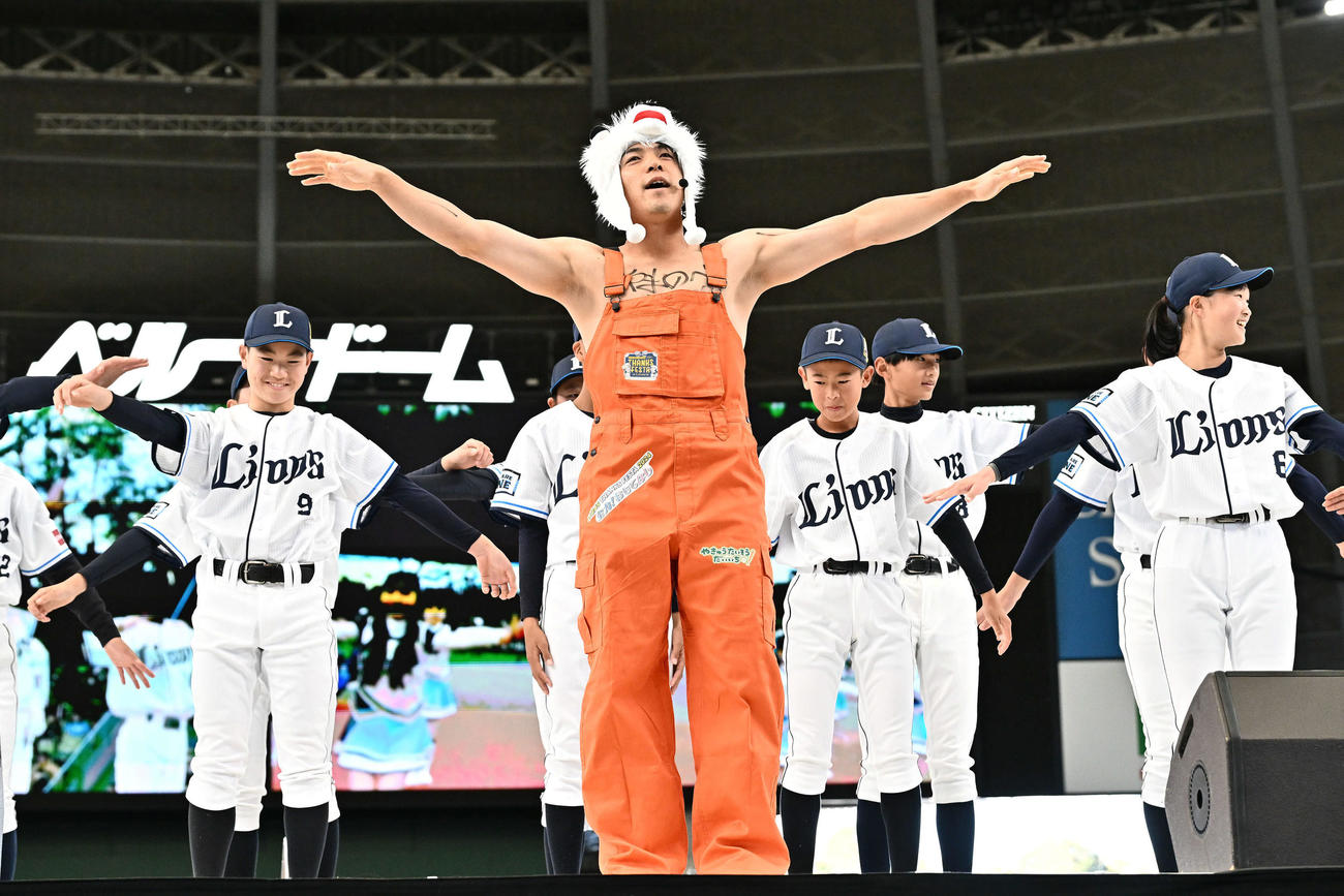 野球体操をする西武山野辺翔（2024年11月23日撮影）