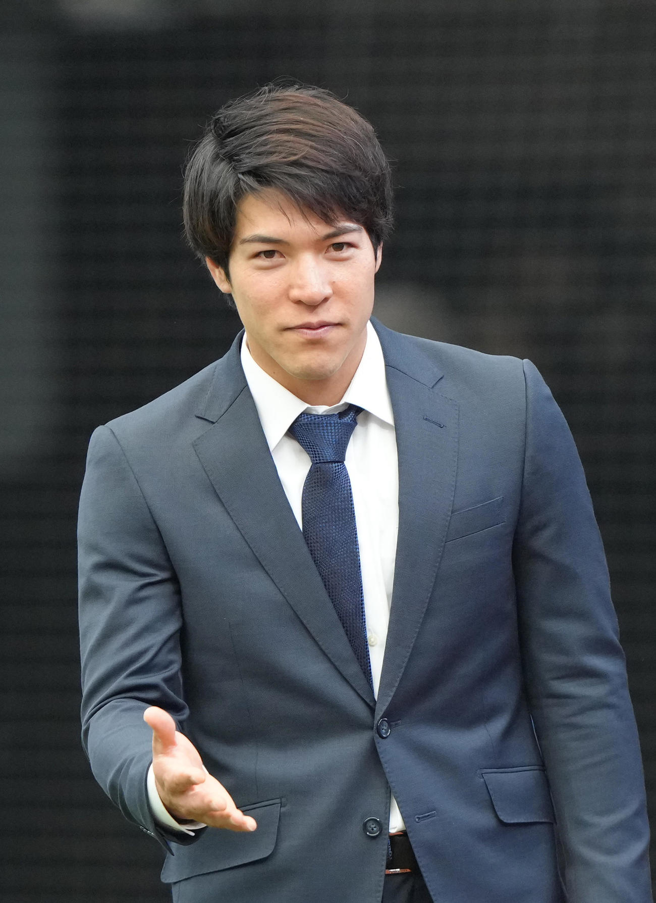 ヤクルトへのトレードが決まった山野辺は西武関係者にあいさつする（撮影・足立雅史）