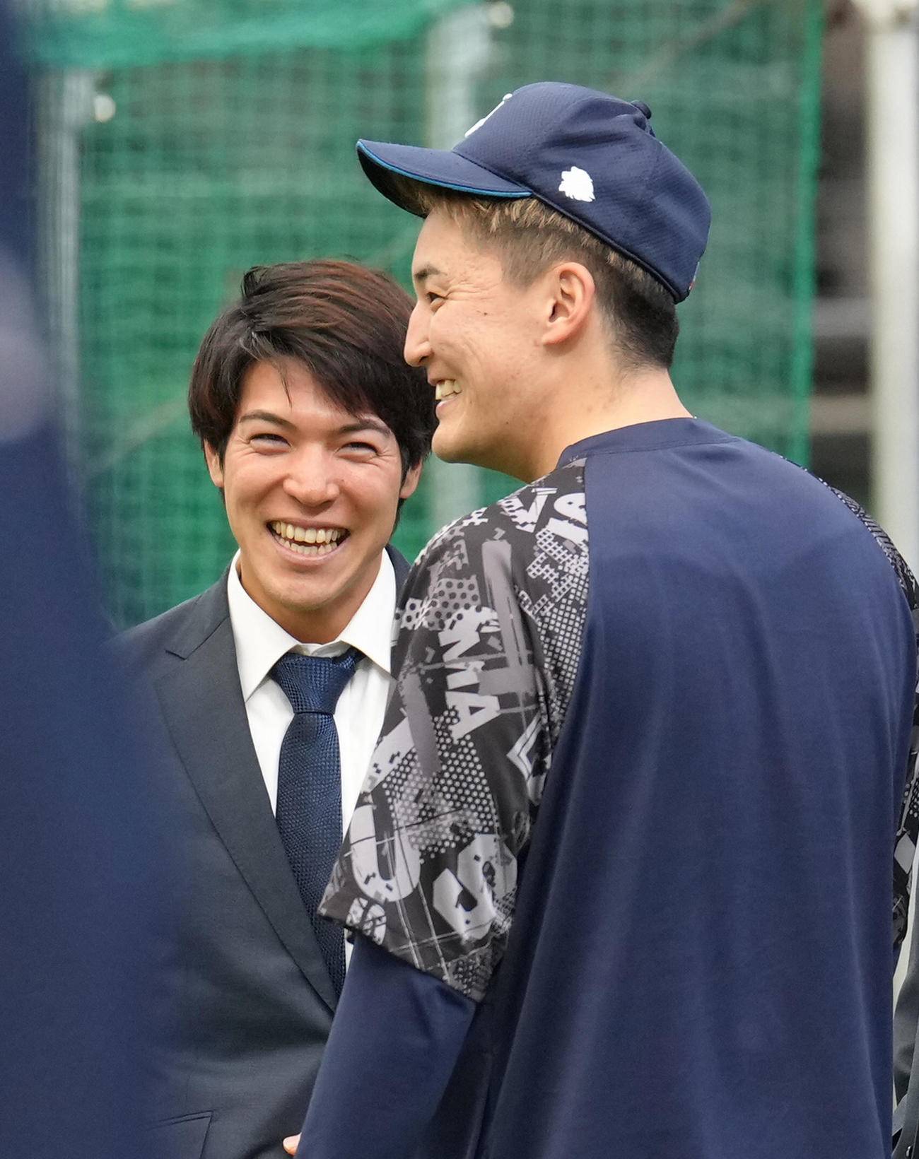 ヤクルトへのトレードが決まった山野辺（左）は西武元山と笑顔で会話を交わす（撮影・足立雅史）