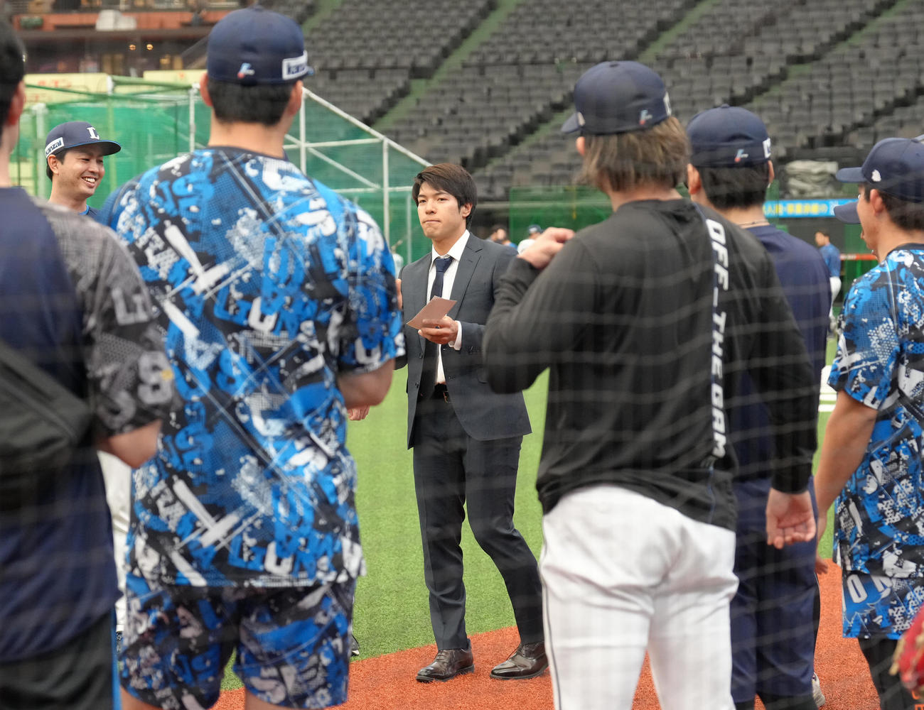 ヤクルトへのトレードが決まった山野辺（中央）は西武投手陣を前に話す（撮影・足立雅史）