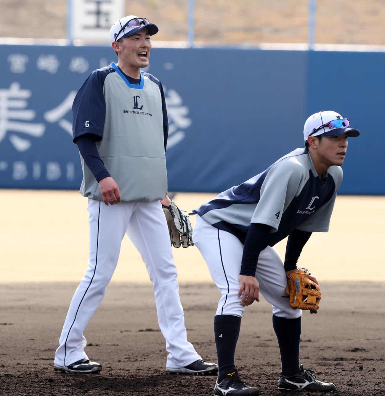 ノック中、明るい表情で声をかける西武源田。右は山野辺（2022年2月撮影）