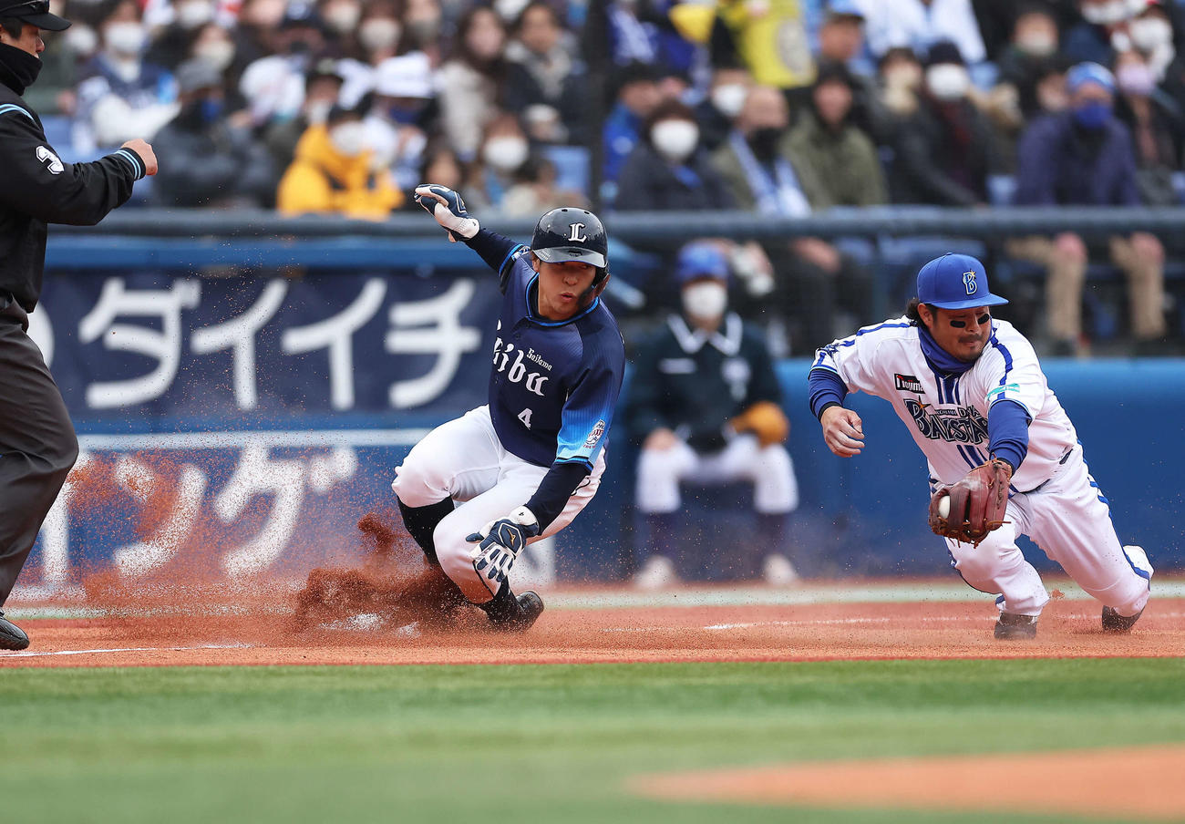 進塁する西武山野辺翔（左）（2023年3月撮影）