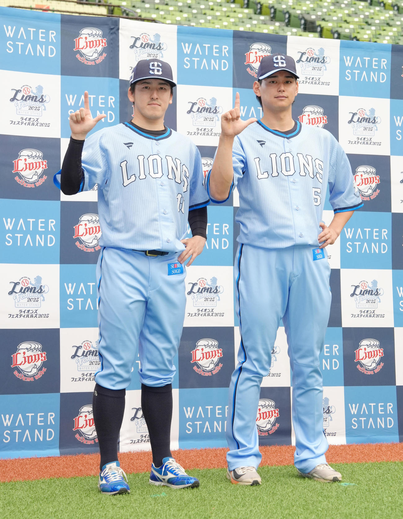 期間限定ユニホームを披露し、ポーズを決める西武の隅田（左）と西川（撮影・足立雅史）
