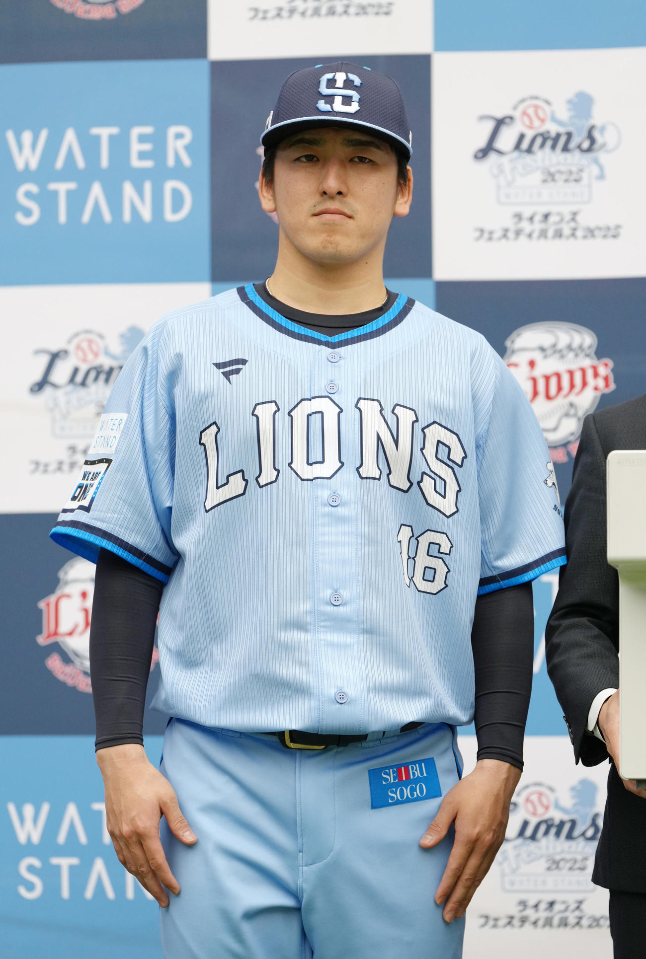 期間限定ユニホームを披露した西武隅田（撮影・足立雅史）