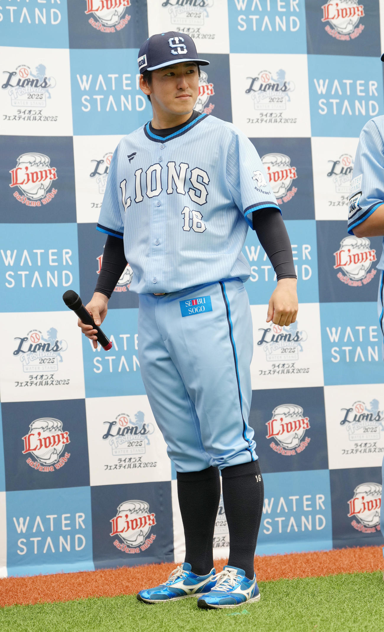 期間限定ユニホームを披露した西武隅田（撮影・足立雅史）