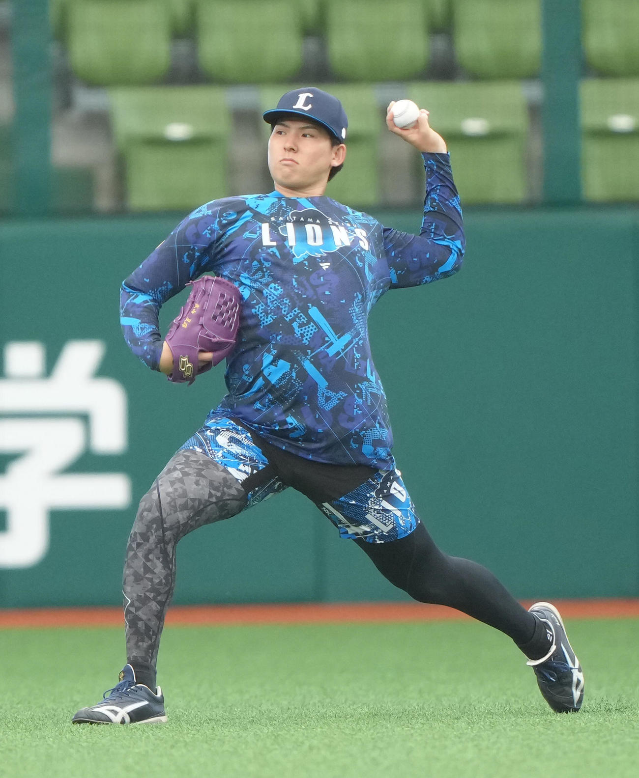 キャッチボールで調整する西武武内（撮影・足立雅史）