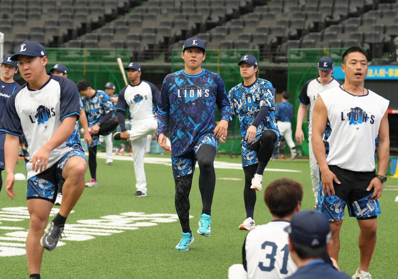 合流し、練習に臨む西武武内（中央）（撮影・足立雅史）