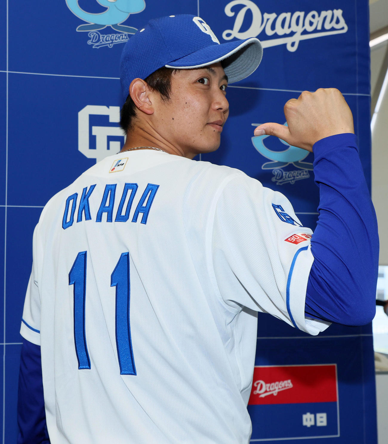 中日対阪神　支配下登録され背番号11番を披露する岡田（撮影・加藤哉）