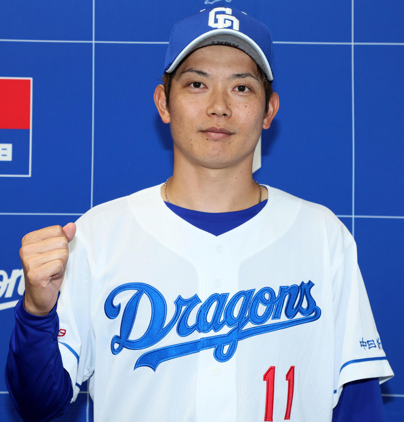 中日対阪神　支配下登録されガッツポーズを見せる岡田（撮影・加藤哉）