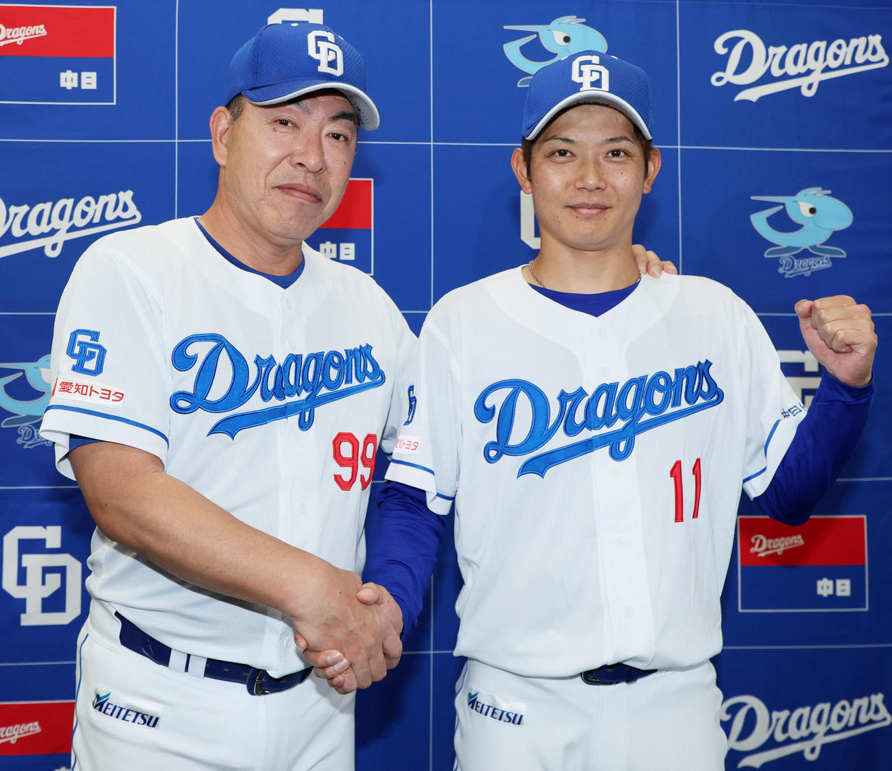 中日対阪神　支配下登録され井上監督（左）とともに写真に納まる岡田（撮影・加藤哉）